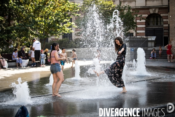 Toulouse : rafraichissement dans les fontaines du square de Gaulle pendant les temperatures caniculaires