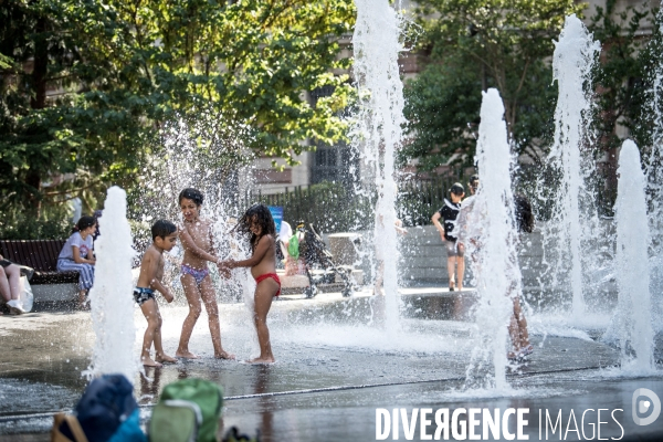 Toulouse : rafraichissement dans les fontaines du square de Gaulle pendant les temperatures caniculaires