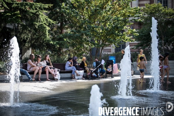 Toulouse : rafraichissement dans les fontaines du square de Gaulle pendant les temperatures caniculaires