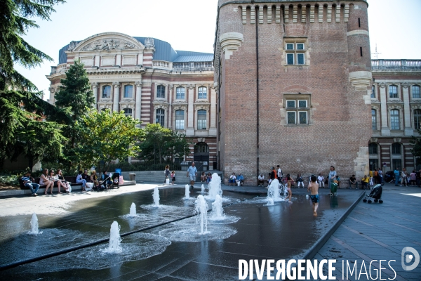 Toulouse : rafraichissement dans les fontaines du square de Gaulle pendant les temperatures caniculaires