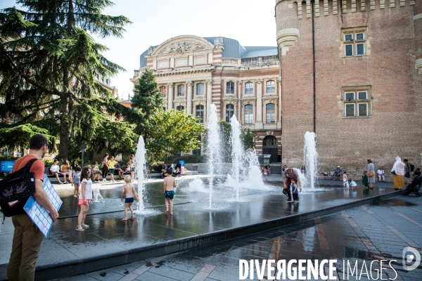 Toulouse : rafraichissement dans les fontaines du square de Gaulle pendant les temperatures caniculaires