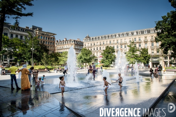 Toulouse : rafraichissement dans les fontaines du square de Gaulle pendant les temperatures caniculaires