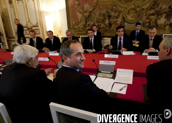 Reunion a matignon avec les banques sur les suites du sommet europeen et sur le financement de l economie