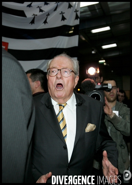 Jean - marie le pen , candidat a l  election presidentielle 2007 en deplacement a nantes .