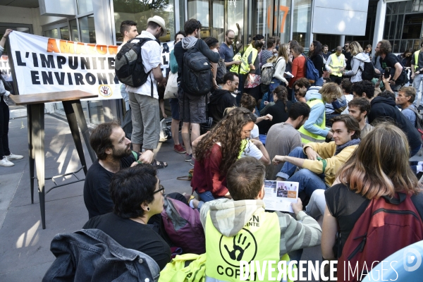 Blocage d AMAZON. Action pour une justice climatique et sociale. Désobéissance civile en lutte contre l effondrement écologique et le réchauffement climatique