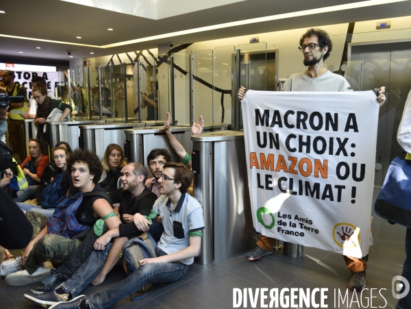 Blocage d AMAZON. Action pour une justice climatique et sociale. Désobéissance civile en lutte contre l effondrement écologique et le réchauffement climatique