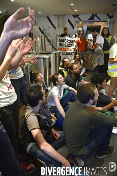 Blocage d AMAZON. Action pour une justice climatique et sociale. Désobéissance civile en lutte contre l effondrement écologique et le réchauffement climatique