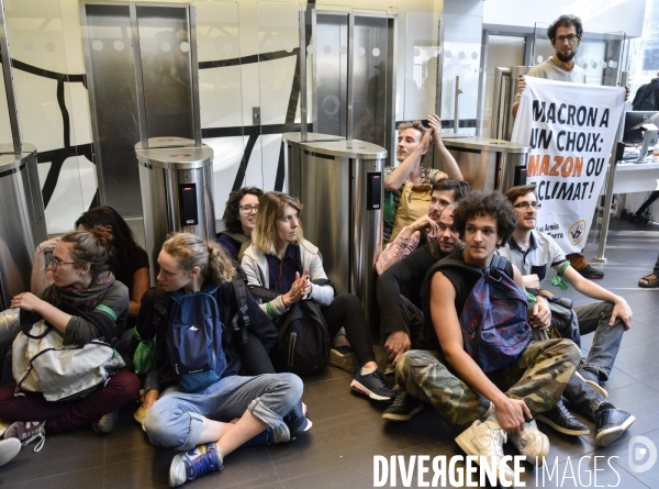 Blocage d AMAZON. Action pour une justice climatique et sociale. Désobéissance civile en lutte contre l effondrement écologique et le réchauffement climatique