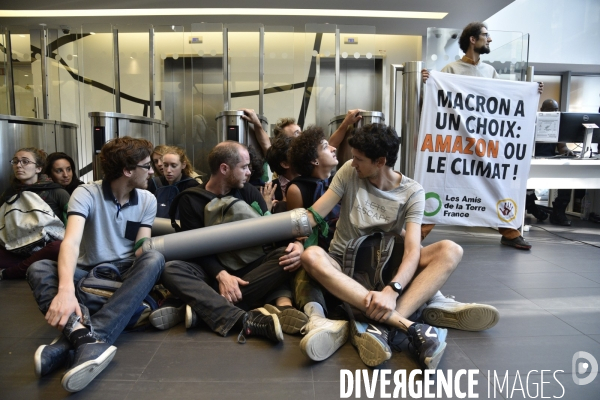 Blocage d AMAZON. Action pour une justice climatique et sociale. Désobéissance civile en lutte contre l effondrement écologique et le réchauffement climatique