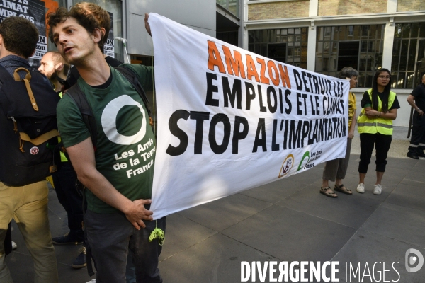 Blocage d AMAZON. Action pour une justice climatique et sociale. Désobéissance civile en lutte contre l effondrement écologique et le réchauffement climatique.