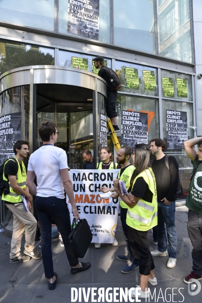 Blocage d AMAZON. Action pour une justice climatique et sociale. Désobéissance civile en lutte contre l effondrement écologique et le réchauffement climatique.