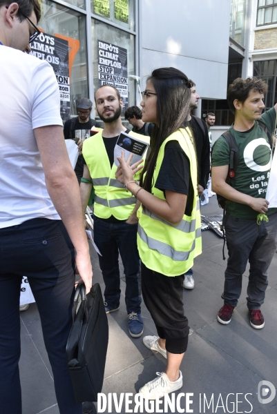 Blocage d AMAZON. Action pour une justice climatique et sociale. Désobéissance civile en lutte contre l effondrement écologique et le réchauffement climatique.