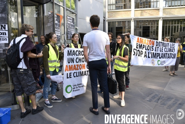 Blocage d AMAZON. Action pour une justice climatique et sociale. Désobéissance civile en lutte contre l effondrement écologique et le réchauffement climatique.