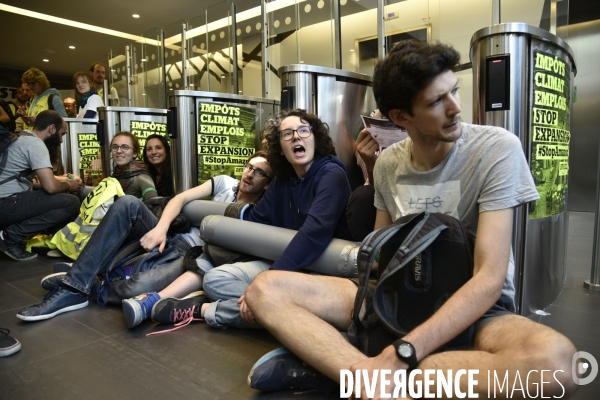 Blocage d AMAZON. Action pour une justice climatique et sociale. Désobéissance civile en lutte contre l effondrement écologique et le réchauffement climatique