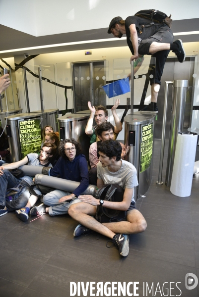 Blocage d AMAZON. Action pour une justice climatique et sociale. Désobéissance civile en lutte contre l effondrement écologique et le réchauffement climatique.