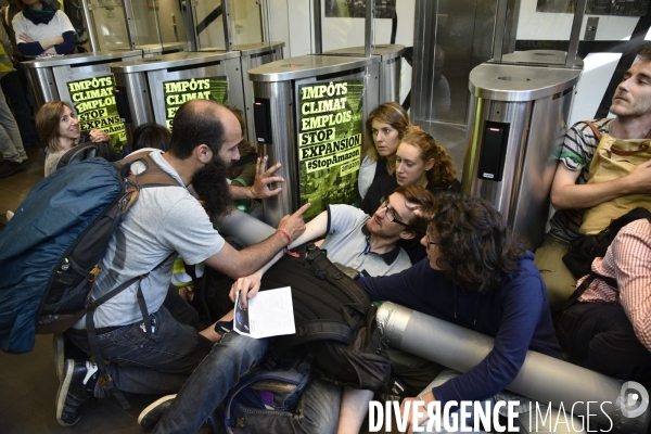 Blocage d AMAZON. Action pour une justice climatique et sociale. Désobéissance civile en lutte contre l effondrement écologique et le réchauffement climatique