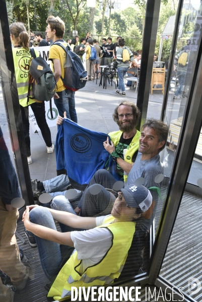 Blocage d AMAZON. Action pour une justice climatique et sociale. Désobéissance civile en lutte contre l effondrement écologique et le réchauffement climatique