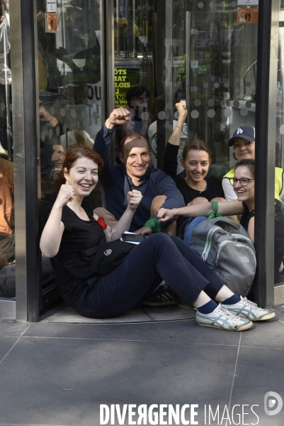 Blocage d AMAZON. Action pour une justice climatique et sociale. Désobéissance civile en lutte contre l effondrement écologique et le réchauffement climatique.