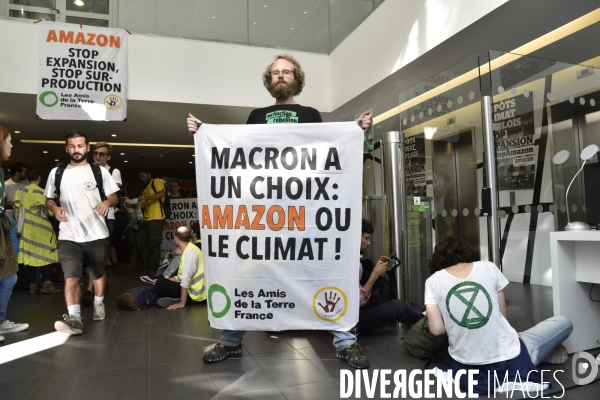 Blocage d AMAZON. Action pour une justice climatique et sociale. Désobéissance civile en lutte contre l effondrement écologique et le réchauffement climatique