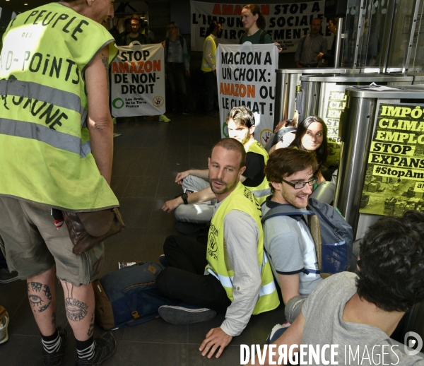 Blocage d AMAZON. Action pour une justice climatique et sociale. Désobéissance civile en lutte contre l effondrement écologique et le réchauffement climatique