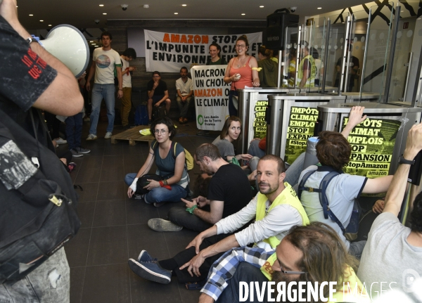 Blocage d AMAZON. Action pour une justice climatique et sociale. Désobéissance civile en lutte contre l effondrement écologique et le réchauffement climatique