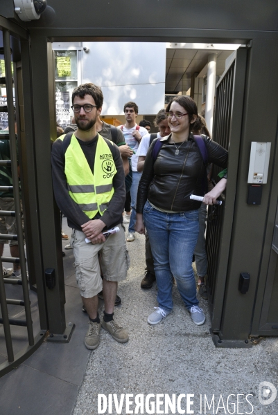 Blocage d AMAZON. Action pour une justice climatique et sociale. Désobéissance civile en lutte contre l effondrement écologique et le réchauffement climatique