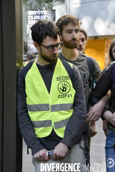 Blocage d AMAZON. Action pour une justice climatique et sociale. Désobéissance civile en lutte contre l effondrement écologique et le réchauffement climatique