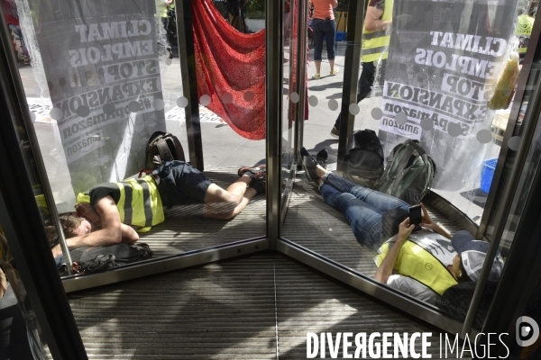 Blocage d AMAZON. Action pour une justice climatique et sociale. Désobéissance civile en lutte contre l effondrement écologique et le réchauffement climatique