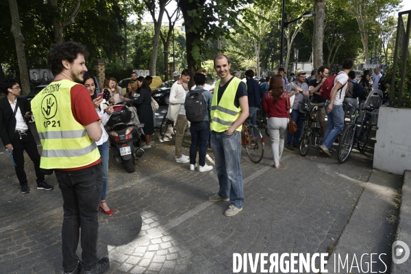 Blocage d AMAZON. Action pour une justice climatique et sociale. Désobéissance civile en lutte contre l effondrement écologique et le réchauffement climatique