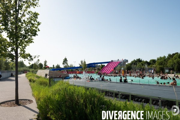 Un jour de canicule à la piscine écologique des murs à pêches de Montreuil.