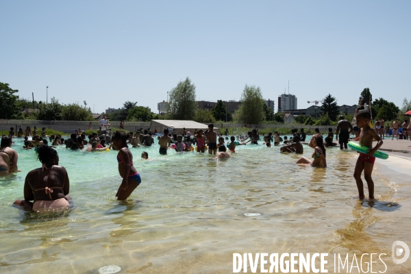 Un jour de canicule à la piscine écologique des murs à pêches de Montreuil.