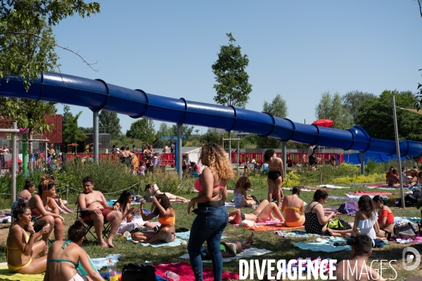 Un jour de canicule à la piscine écologique des murs à pêches de Montreuil.