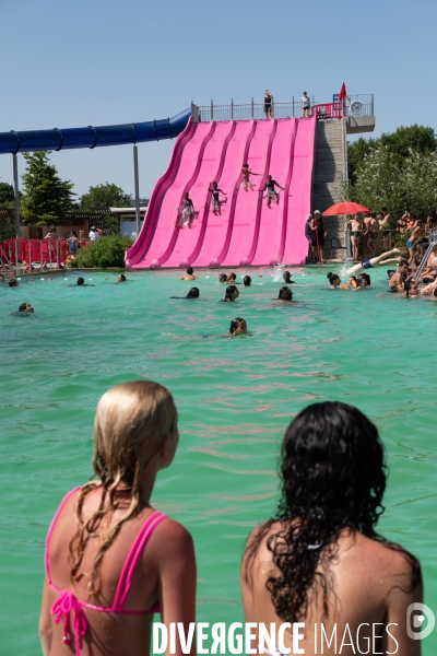 Un jour de canicule à la piscine écologique des murs à pêches de Montreuil.