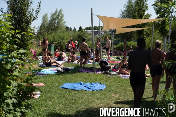 Un jour de canicule à la piscine écologique des murs à pêches de Montreuil.