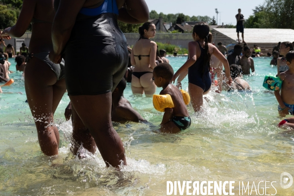 Un jour de canicule à la piscine écologique des murs à pêches de Montreuil.