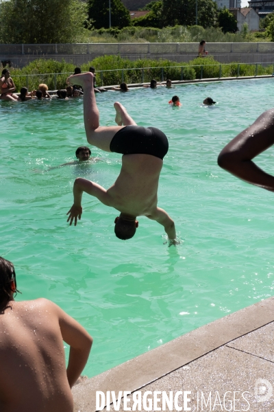 Un jour de canicule à la piscine écologique des murs à pêches de Montreuil.