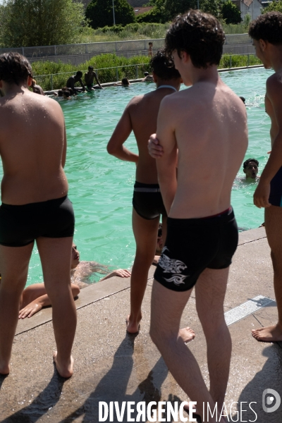 Un jour de canicule à la piscine écologique des murs à pêches de Montreuil.