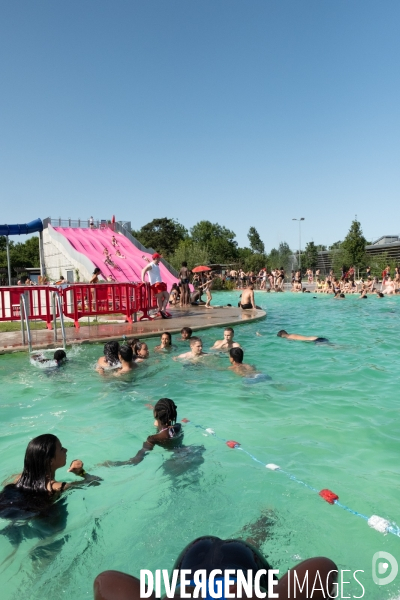 Un jour de canicule à la piscine écologique des murs à pêches de Montreuil.