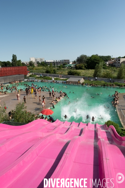 Un jour de canicule à la piscine écologique des murs à pêches de Montreuil.