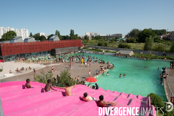 Un jour de canicule à la piscine écologique des murs à pêches de Montreuil.