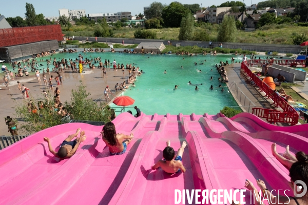 Un jour de canicule à la piscine écologique des murs à pêches de Montreuil.