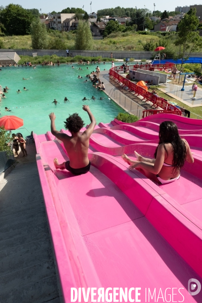 Un jour de canicule à la piscine écologique des murs à pêches de Montreuil.