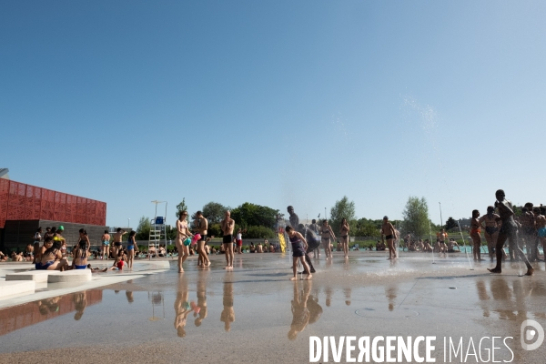 Un jour de canicule à la piscine écologique des murs à pêches de Montreuil.