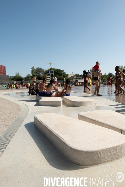 Un jour de canicule à la piscine écologique des murs à pêches de Montreuil.