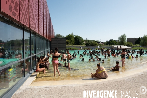 Un jour de canicule à la piscine écologique des murs à pêches de Montreuil.