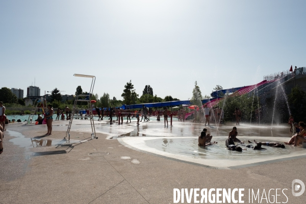 Un jour de canicule à la piscine écologique des murs à pêches de Montreuil.