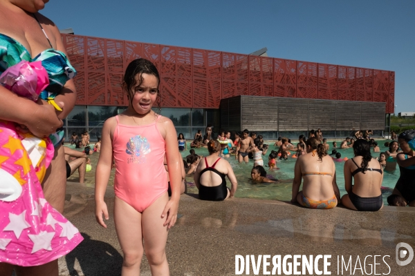 Un jour de canicule à la piscine écologique des murs à pêches de Montreuil.