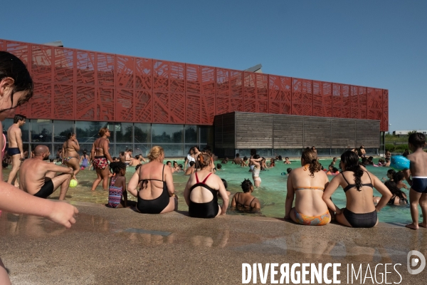 Un jour de canicule à la piscine écologique des murs à pêches de Montreuil.