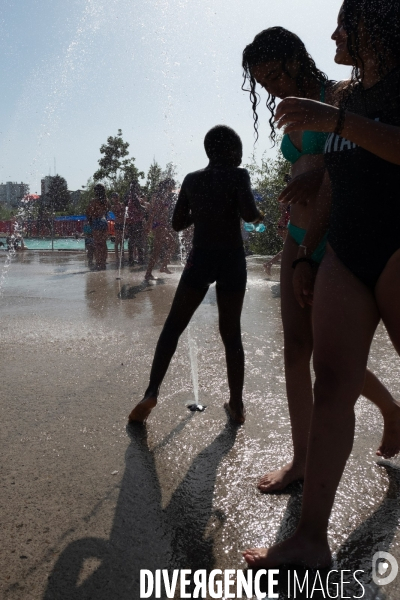 Un jour de canicule à la piscine écologique des murs à pêches de Montreuil.