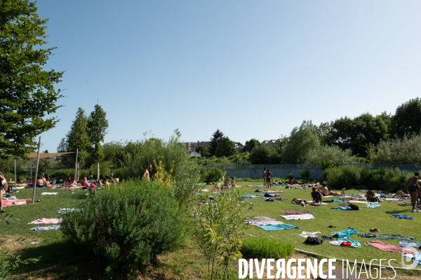 Un jour de canicule à la piscine écologique des murs à pêches de Montreuil.